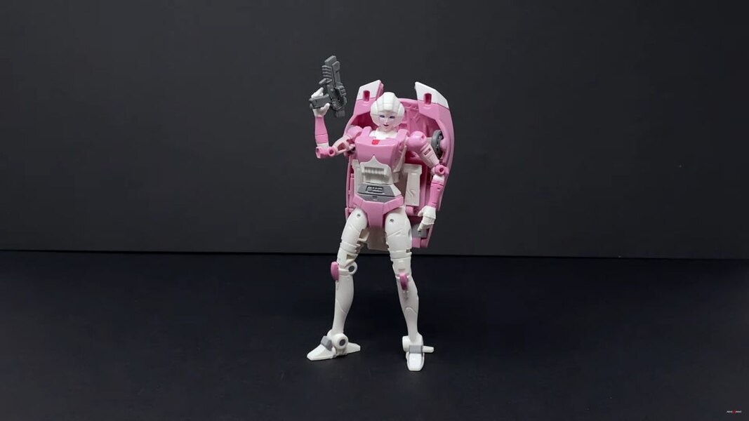 Transformers Studio Series 86 Arcee In Hand Image  (30 of 34)